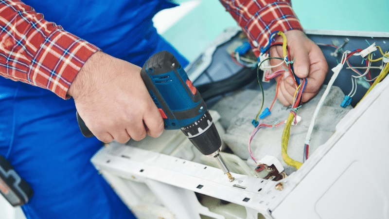 Salihli Hotpoint Hotpoint çamaşır makinesi kart tamiri – Su almama arızası orijinal parça ile giderildi. - Teknik servis örneği